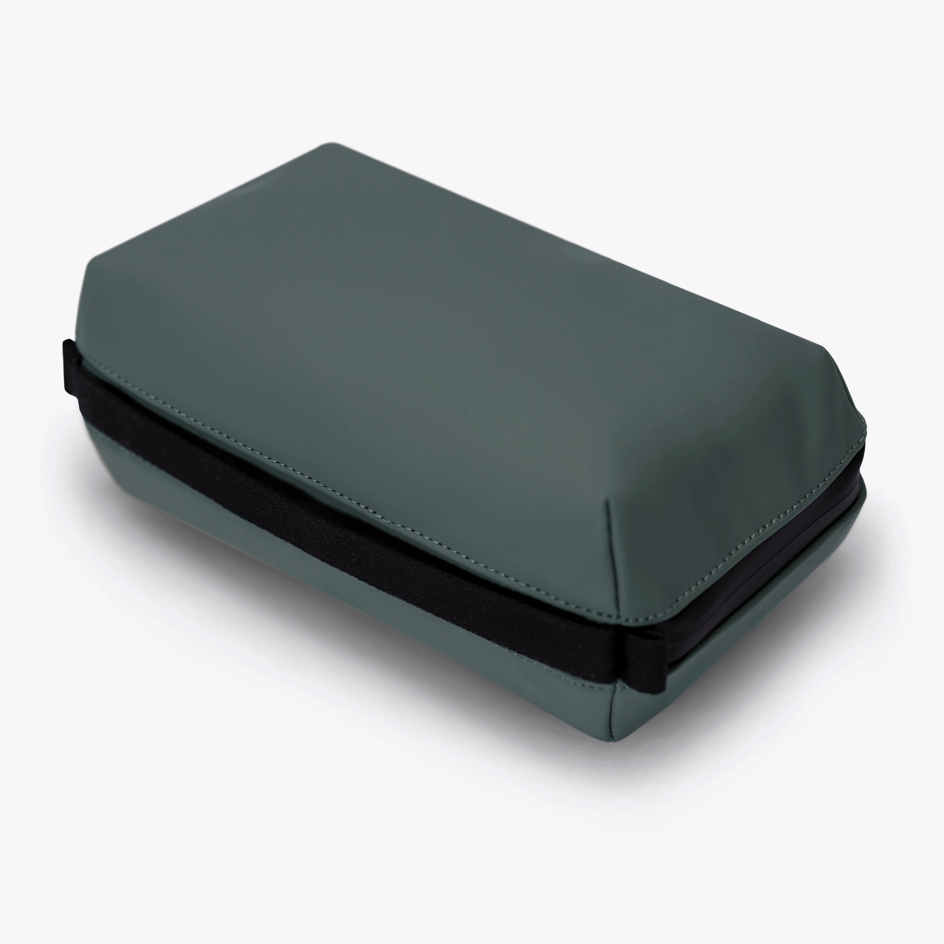 Gosho Medium Toiletry Bag - Image 6